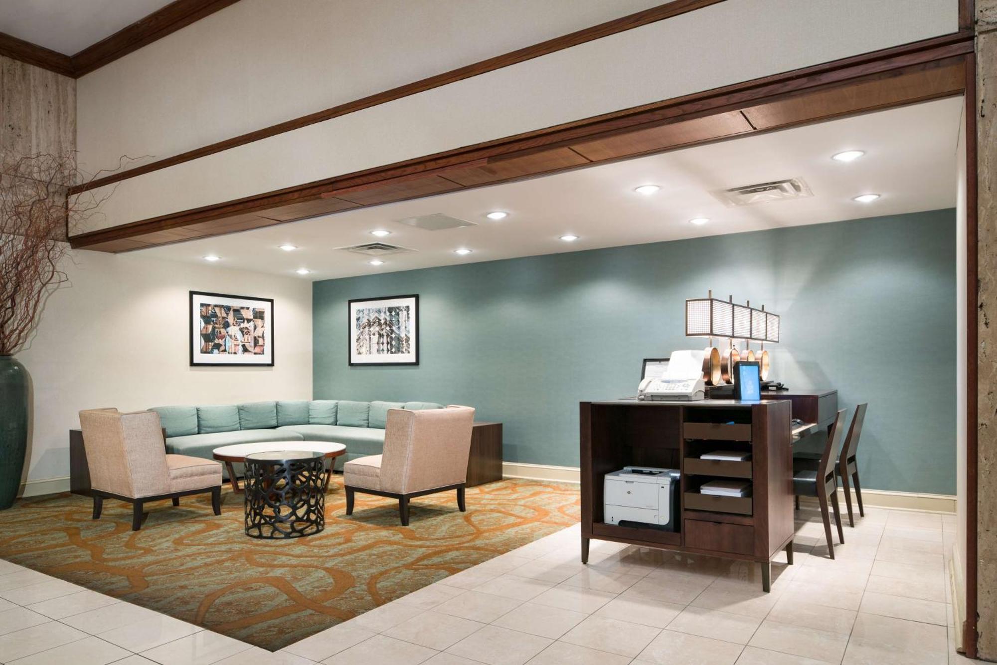 Doubletree By Hilton Airport Hotel