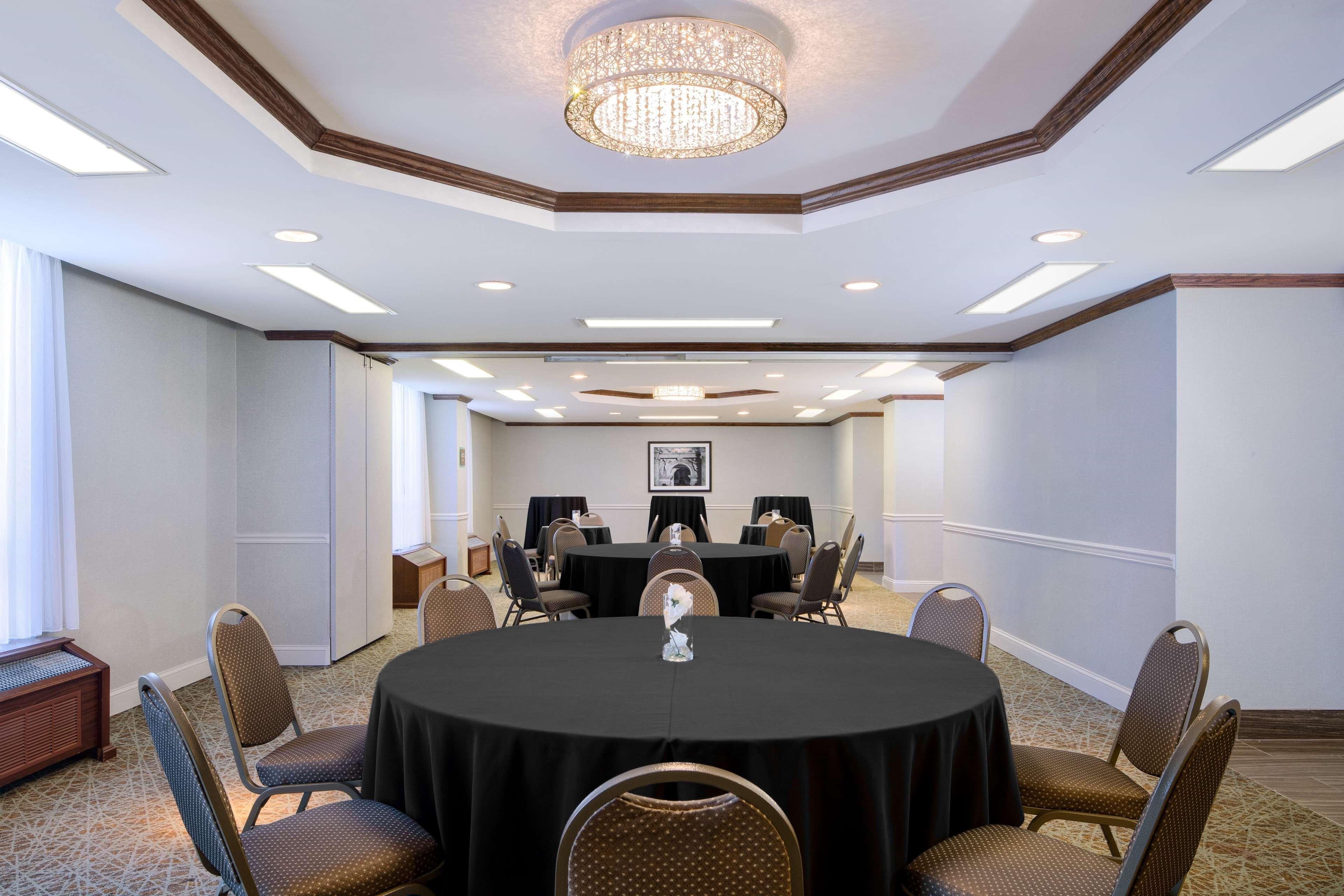 Doubletree By Hilton Airport