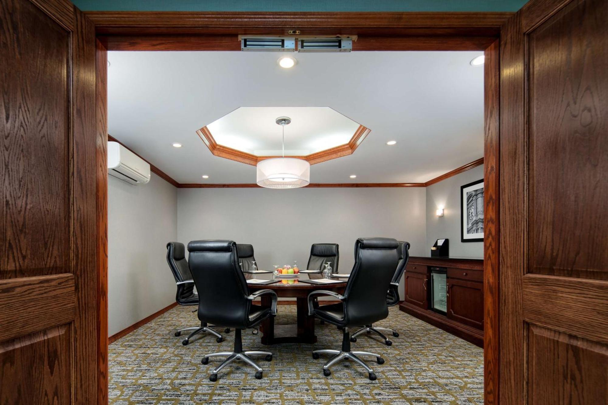 Doubletree By Hilton Airport